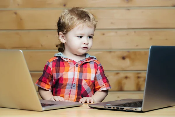 Leuke jongen speelt op computers — Stockfoto