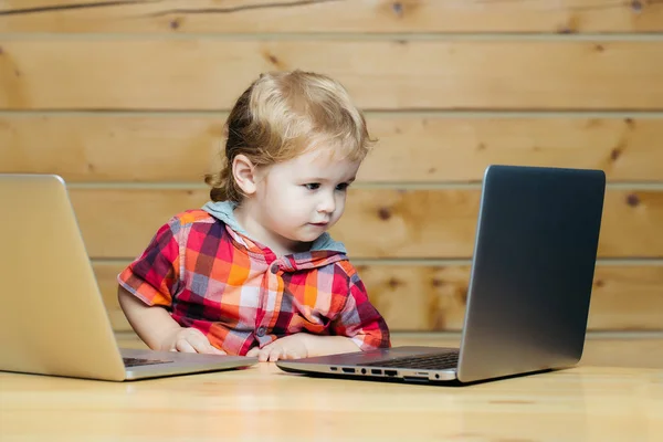 Милый мальчик играет на компьютерах — стоковое фото