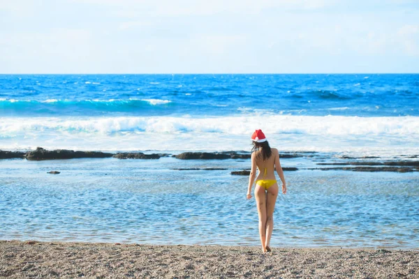 Plajda seksi santa kadın — Stok fotoğraf