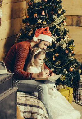 Sakallı Noel Baba ve kız yazma