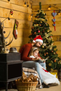 Sakallı Noel Baba ve kız okuma