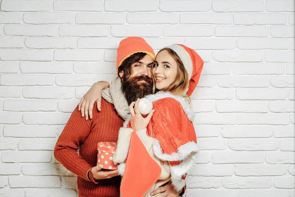 Joven sonriente pareja de Navidad — Foto de Stock