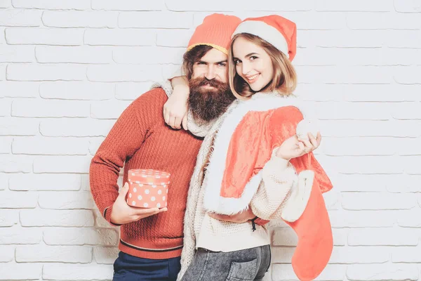 Jovens sorrindo casal de Natal — Fotografia de Stock