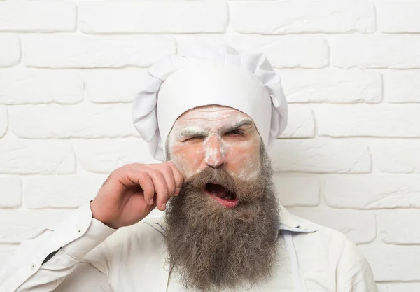 Συνοφρυώνομαι άνθρωπος μάγειρας στριφογυρίζει το μουστάκι — Φωτογραφία Αρχείου