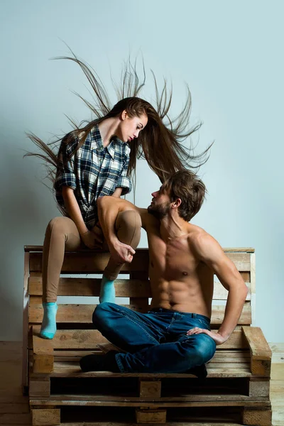 Jovem casal no sofá de madeira — Fotografia de Stock