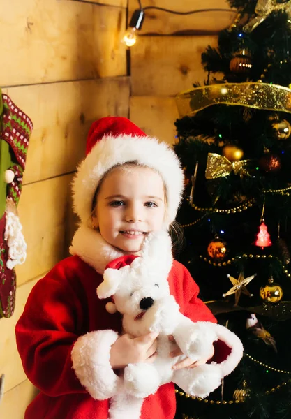 クマとツリーでクリスマスの女の子 — ストック写真