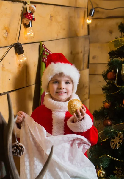 Weihnachtsmädchen mit Geschenksack — Stockfoto