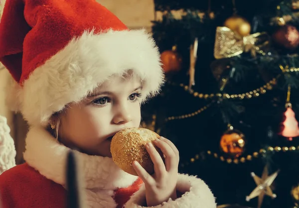 Chica de Navidad con pan rollo — Foto de Stock