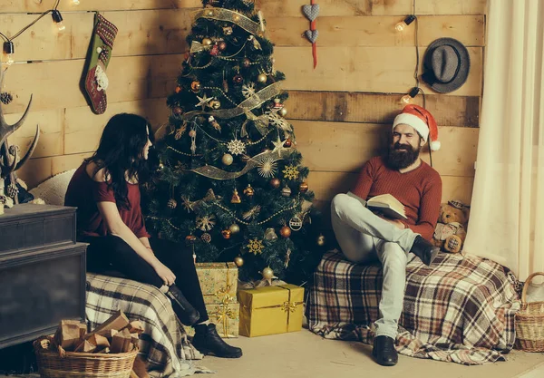 Christmas par på dekorerade träd — Stockfoto