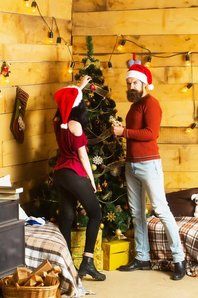 Boże Narodzenie para o przystrojone drzewko — Zdjęcie stockowe
