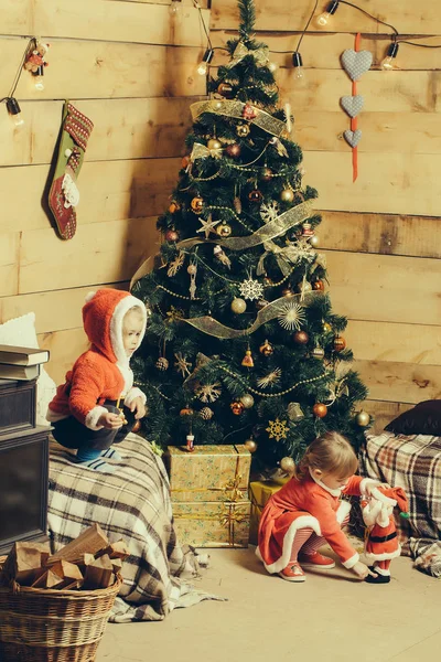 飾られたツリーでクリスマスの子供たち — ストック写真