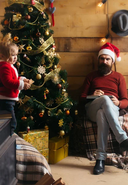 Natale barbuto padre e ragazzo — Foto Stock