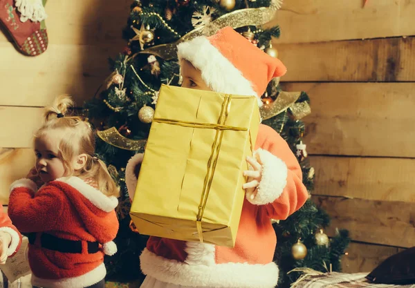 Crianças de Natal com caixa presente — Fotografia de Stock