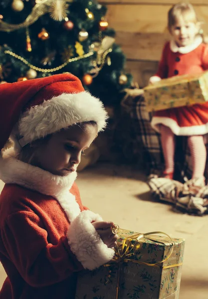 Crianças de Natal com caixa presente — Fotografia de Stock