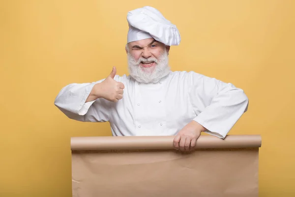 Chef hombre con papel vacío — Foto de Stock