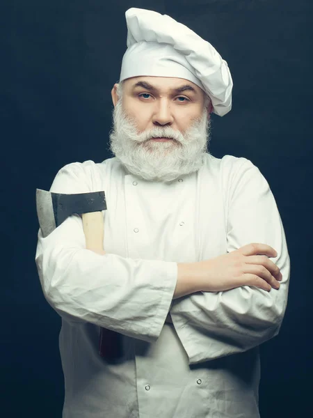 Cozinhe em uniforme com machado — Fotografia de Stock