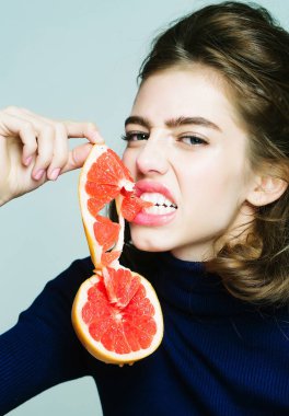 güzel kız ısırıkları greyfurt dilim