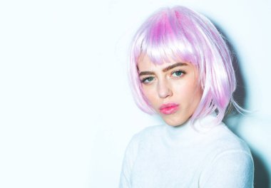 güzel kız pembe saç peruk