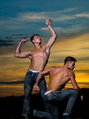 günbatımı kutuları ile kas erkeklerde