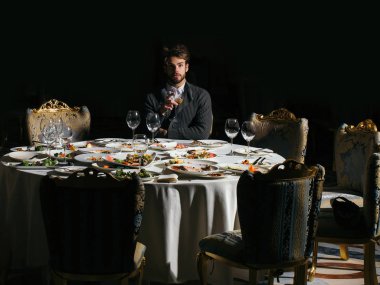 Yakışıklı adam içki şarap