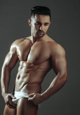 Yakışıklı adam veya kas maço