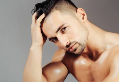 Yakışıklı adam veya kas maço