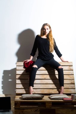 Güzel kız sırt üzerinde oturur