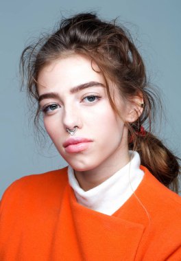 Turuncu ceketli oldukça moda kız