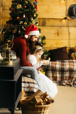 Sakallı Noel Baba ve kız okuma