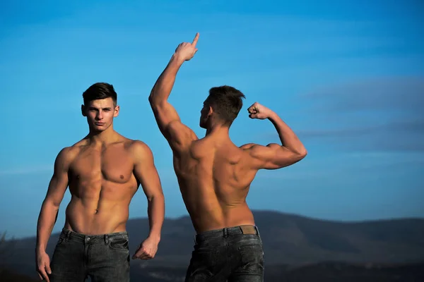 Hombres gemelos guapos o culturistas — Foto de Stock