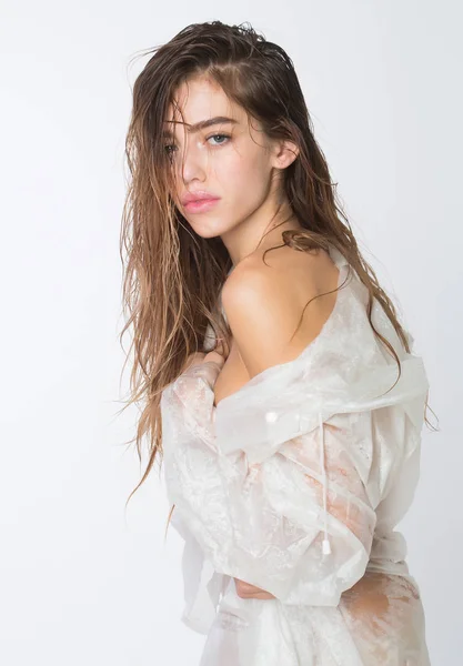 Menina muito molhada em capa de chuva sexy — Fotografia de Stock