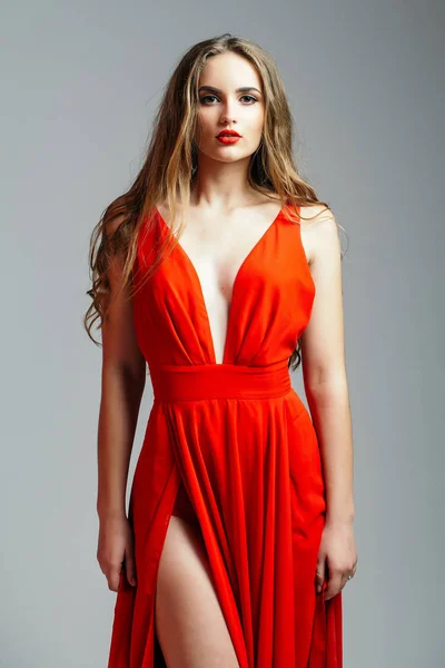 Sexig tjej i röd klänning — Stockfoto