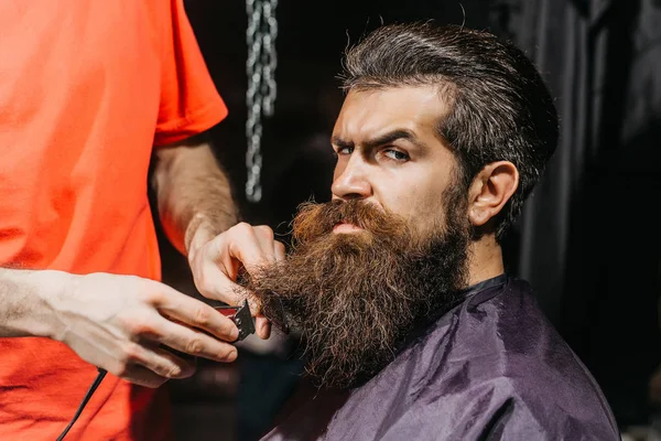 Hombre barbudo guapo en la barbería — Foto de Stock