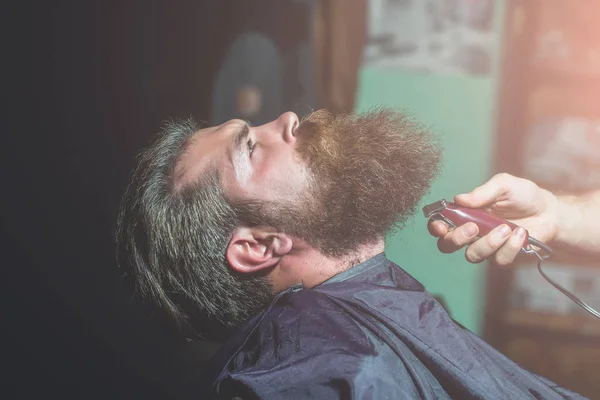 Schöner bärtiger Mann im Friseurladen — Stockfoto