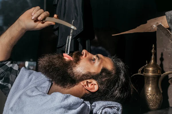 L'uomo barbuto ha la barba — Foto Stock