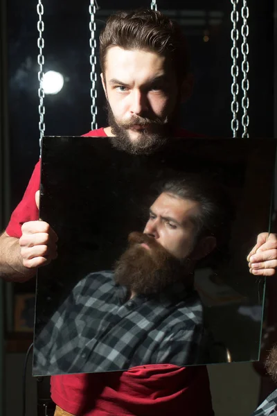 Muž drží zrcadlo odrážející zákazníka — Stock fotografie
