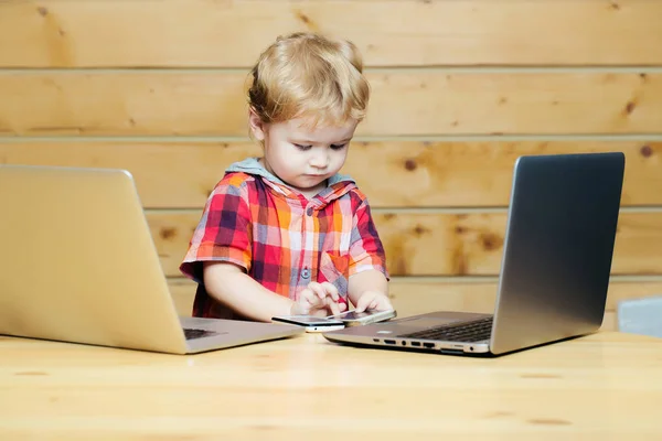 Rapaz bonito com computadores — Fotografia de Stock