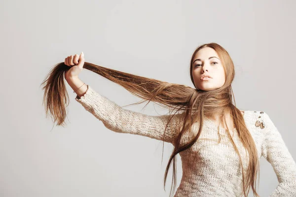 Mooi meisje met lang haar — Stockfoto