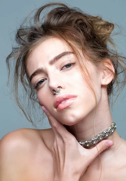 Çıplak omuz ile güzel kız