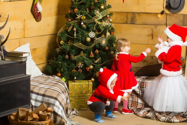 Bir şekilde dekore edilmiş ağaç Noel mutlu çocuklar — Stok fotoğraf