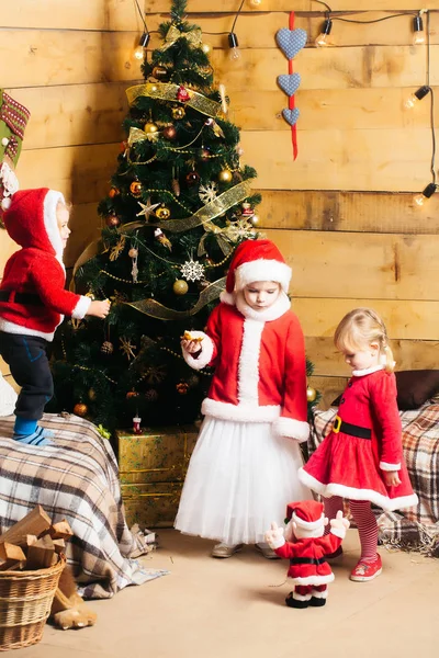 Przystrojone drzewko w Boże Narodzenie, szczęśliwe dzieci — Zdjęcie stockowe
