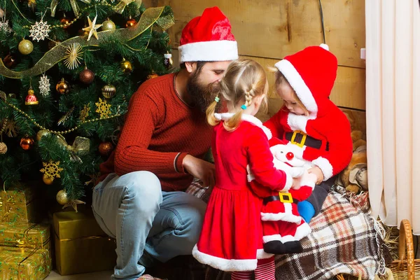 Weihnachten bärtiger Vater und Kinder — Stockfoto