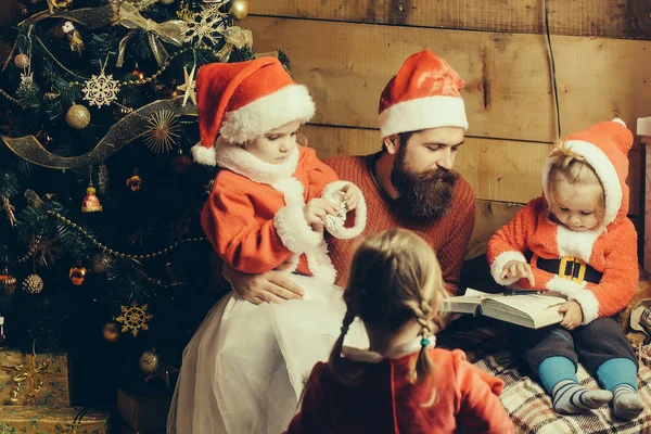 크리스마스 수염 아버지와 아이 들 — 스톡 사진