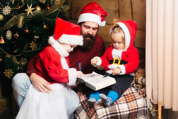 Weihnachten bärtiger Vater und Kinder — Stockfoto