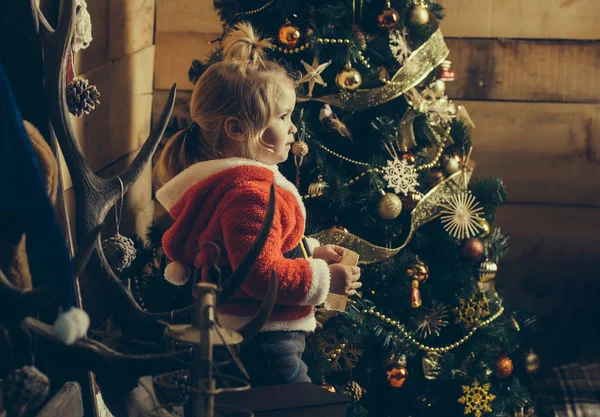 Menino de natal na árvore com papel — Fotografia de Stock