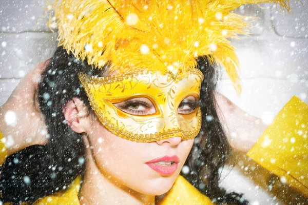 Söt flicka i carnival mask — Stockfoto