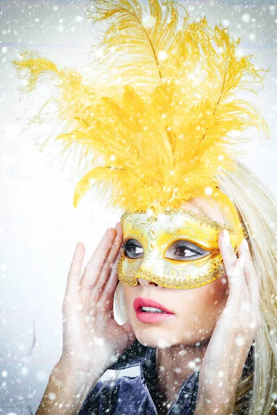 Menina bonita em máscara de carnaval — Fotografia de Stock