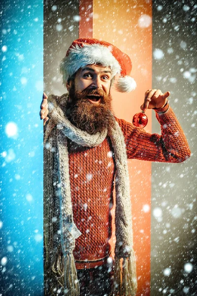 Hombre de Navidad con bola decorativa —  Fotos de Stock