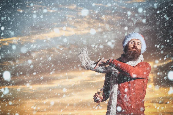 Різдвяний бородатий чоловік з шампанським — стокове фото