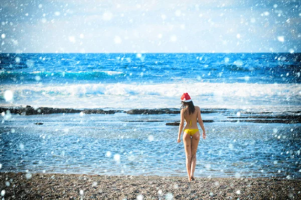 Femme santa sexy à la plage — Photo